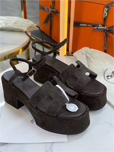 {{productViewItem.photos[photoViewList.activeNavIndex].Alt || productViewItem.photos[photoViewList.activeNavIndex].Description || 'Босоножки HERMES'}}