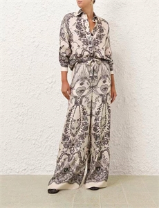 {{productViewItem.photos[photoViewList.activeNavIndex].Alt || productViewItem.photos[photoViewList.activeNavIndex].Description || 'Костюм ZIMMERMANN'}}