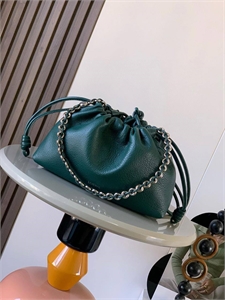 {{productViewItem.photos[photoViewList.activeNavIndex].Alt || productViewItem.photos[photoViewList.activeNavIndex].Description || 'Сумка LOEWE Маленькая'}}