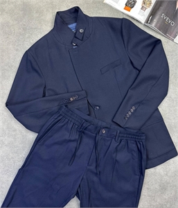 {{productViewItem.photos[photoViewList.activeNavIndex].Alt || productViewItem.photos[photoViewList.activeNavIndex].Description || 'Прогулочный костюм TOM FORD'}}
