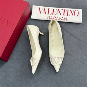 {{productViewItem.photos[photoViewList.activeNavIndex].Alt || productViewItem.photos[photoViewList.activeNavIndex].Description || 'Туфли VALENTINO'}}