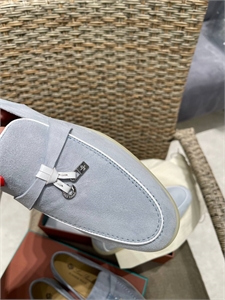 {{productViewItem.photos[photoViewList.activeNavIndex].Alt || productViewItem.photos[photoViewList.activeNavIndex].Description || 'Лоферы LORO PIANA'}}