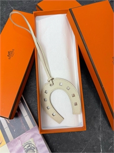 {{productViewItem.photos[photoViewList.activeNavIndex].Alt || productViewItem.photos[photoViewList.activeNavIndex].Description || 'Брелок HERMES'}}