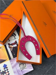 {{productViewItem.photos[photoViewList.activeNavIndex].Alt || productViewItem.photos[photoViewList.activeNavIndex].Description || 'Брелок HERMES'}}