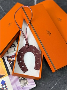 {{productViewItem.photos[photoViewList.activeNavIndex].Alt || productViewItem.photos[photoViewList.activeNavIndex].Description || 'Брелок HERMES'}}