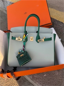 {{productViewItem.photos[photoViewList.activeNavIndex].Alt || productViewItem.photos[photoViewList.activeNavIndex].Description || 'Брелок HERMES'}}
