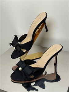{{productViewItem.photos[photoViewList.activeNavIndex].Alt || productViewItem.photos[photoViewList.activeNavIndex].Description || 'Босоножки DIOR'}}