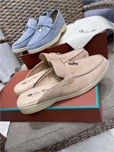 {{productViewItem.photos[photoViewList.activeNavIndex].Alt || productViewItem.photos[photoViewList.activeNavIndex].Description || 'Мюли LORO PIANA'}}