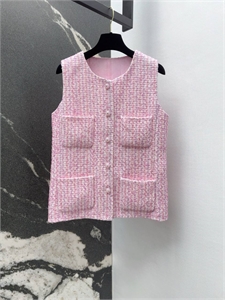 {{productViewItem.photos[photoViewList.activeNavIndex].Alt || productViewItem.photos[photoViewList.activeNavIndex].Description || 'Жилет CHANEL'}}