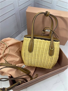 {{productViewItem.photos[photoViewList.activeNavIndex].Alt || productViewItem.photos[photoViewList.activeNavIndex].Description || 'Рюкзак MIU MIU'}}