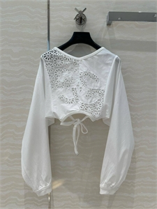 {{productViewItem.photos[photoViewList.activeNavIndex].Alt || productViewItem.photos[photoViewList.activeNavIndex].Description || 'Кофта  CHANEL'}}