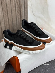 {{productViewItem.photos[photoViewList.activeNavIndex].Alt || productViewItem.photos[photoViewList.activeNavIndex].Description || 'Кроссовки  Hermes'}}