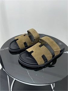 {{productViewItem.photos[photoViewList.activeNavIndex].Alt || productViewItem.photos[photoViewList.activeNavIndex].Description || 'Шлёпанцы HERMES'}}