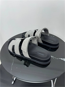 {{productViewItem.photos[photoViewList.activeNavIndex].Alt || productViewItem.photos[photoViewList.activeNavIndex].Description || 'Шлёпанцы HERMES'}}