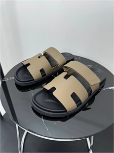 {{productViewItem.photos[photoViewList.activeNavIndex].Alt || productViewItem.photos[photoViewList.activeNavIndex].Description || 'Шлёпанцы HERMES'}}