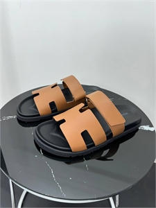 {{productViewItem.photos[photoViewList.activeNavIndex].Alt || productViewItem.photos[photoViewList.activeNavIndex].Description || 'Шлёпанцы HERMES'}}