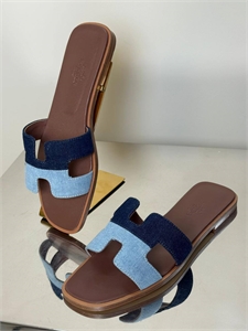 {{productViewItem.photos[photoViewList.activeNavIndex].Alt || productViewItem.photos[photoViewList.activeNavIndex].Description || 'Тапочки HERMES'}}