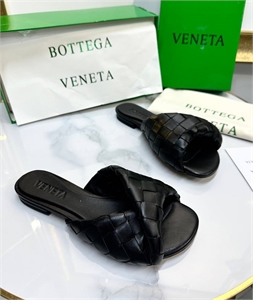 {{productViewItem.photos[photoViewList.activeNavIndex].Alt || productViewItem.photos[photoViewList.activeNavIndex].Description || 'Тапочки BOTTEGA VENETA'}}
