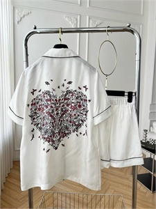 {{productViewItem.photos[photoViewList.activeNavIndex].Alt || productViewItem.photos[photoViewList.activeNavIndex].Description || 'Костюм DIOR'}}