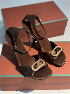 {{productViewItem.photos[photoViewList.activeNavIndex].Alt || productViewItem.photos[photoViewList.activeNavIndex].Description || 'Туфли LORO PIANA'}}