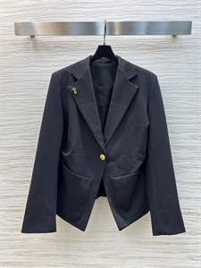 {{productViewItem.photos[photoViewList.activeNavIndex].Alt || productViewItem.photos[photoViewList.activeNavIndex].Description || 'Пиджак Schiaparelli'}}
