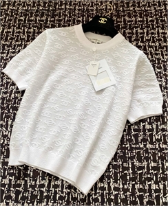 {{productViewItem.photos[photoViewList.activeNavIndex].Alt || productViewItem.photos[photoViewList.activeNavIndex].Description || 'Кофта CHANEL'}}