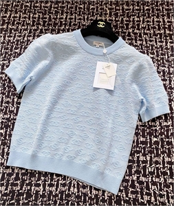 {{productViewItem.photos[photoViewList.activeNavIndex].Alt || productViewItem.photos[photoViewList.activeNavIndex].Description || 'Кофта CHANEL'}}