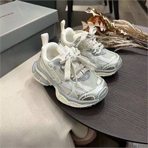 {{productViewItem.photos[photoViewList.activeNavIndex].Alt || productViewItem.photos[photoViewList.activeNavIndex].Description || 'Кроссовки Balenciaga'}}