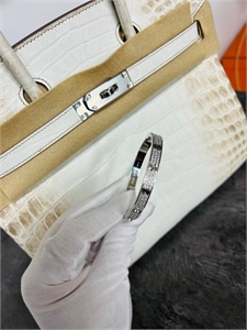 {{productViewItem.photos[photoViewList.activeNavIndex].Alt || productViewItem.photos[photoViewList.activeNavIndex].Description || 'Браслет CARTIER'}}