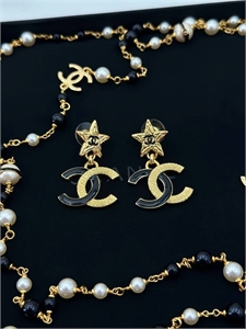 {{productViewItem.photos[photoViewList.activeNavIndex].Alt || productViewItem.photos[photoViewList.activeNavIndex].Description || 'Серьги CHANEL'}}