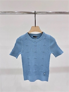 {{productViewItem.photos[photoViewList.activeNavIndex].Alt || productViewItem.photos[photoViewList.activeNavIndex].Description || 'Кофта CHANEL'}}