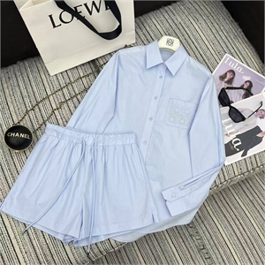 {{productViewItem.photos[photoViewList.activeNavIndex].Alt || productViewItem.photos[photoViewList.activeNavIndex].Description || 'Костюм LOEWE'}}