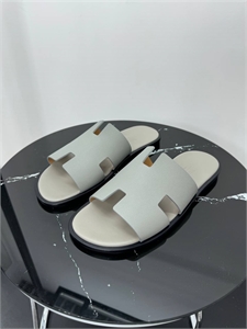 {{productViewItem.photos[photoViewList.activeNavIndex].Alt || productViewItem.photos[photoViewList.activeNavIndex].Description || 'Шлепки HERMES'}}