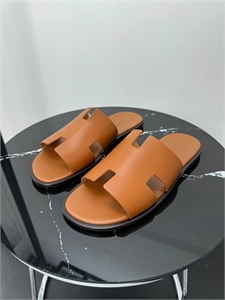 {{productViewItem.photos[photoViewList.activeNavIndex].Alt || productViewItem.photos[photoViewList.activeNavIndex].Description || 'Шлепки HERMES'}}