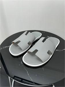 {{productViewItem.photos[photoViewList.activeNavIndex].Alt || productViewItem.photos[photoViewList.activeNavIndex].Description || 'Шлепки HERMES'}}