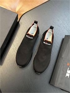 {{productViewItem.photos[photoViewList.activeNavIndex].Alt || productViewItem.photos[photoViewList.activeNavIndex].Description || 'Текстильные кроссовки KITON'}}
