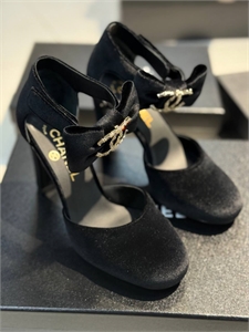 {{productViewItem.photos[photoViewList.activeNavIndex].Alt || productViewItem.photos[photoViewList.activeNavIndex].Description || 'Туфли CHANEL'}}