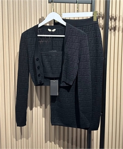 {{productViewItem.photos[photoViewList.activeNavIndex].Alt || productViewItem.photos[photoViewList.activeNavIndex].Description || 'Костюм FENDI'}}