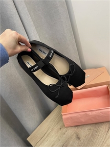 {{productViewItem.photos[photoViewList.activeNavIndex].Alt || productViewItem.photos[photoViewList.activeNavIndex].Description || 'Балетки MIU MIU'}}