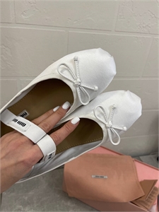 {{productViewItem.photos[photoViewList.activeNavIndex].Alt || productViewItem.photos[photoViewList.activeNavIndex].Description || 'Балетки MIU MIU'}}