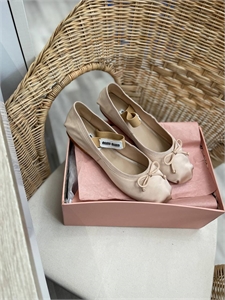 {{productViewItem.photos[photoViewList.activeNavIndex].Alt || productViewItem.photos[photoViewList.activeNavIndex].Description || 'Балетки MIU MIU'}}
