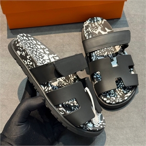 {{productViewItem.photos[photoViewList.activeNavIndex].Alt || productViewItem.photos[photoViewList.activeNavIndex].Description || 'Тапочки HERMES'}}