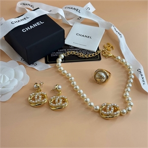 {{productViewItem.photos[photoViewList.activeNavIndex].Alt || productViewItem.photos[photoViewList.activeNavIndex].Description || 'Чокер CHANEL'}}