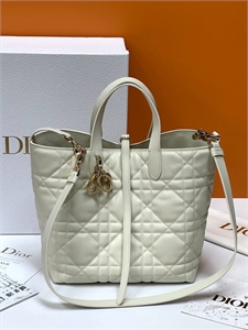{{productViewItem.photos[photoViewList.activeNavIndex].Alt || productViewItem.photos[photoViewList.activeNavIndex].Description || 'Сумка DIOR'}}