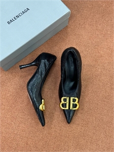 {{productViewItem.photos[photoViewList.activeNavIndex].Alt || productViewItem.photos[photoViewList.activeNavIndex].Description || 'Туфли BALENCIAGA'}}