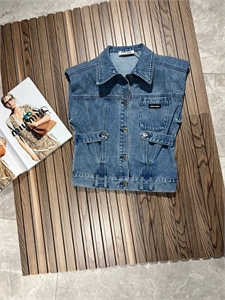 {{productViewItem.photos[photoViewList.activeNavIndex].Alt || productViewItem.photos[photoViewList.activeNavIndex].Description || 'Жилет MIU MIU'}}