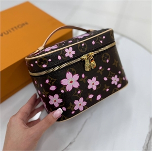 {{productViewItem.photos[photoViewList.activeNavIndex].Alt || productViewItem.photos[photoViewList.activeNavIndex].Description || 'Косметичка LOUIS VUITTON'}}