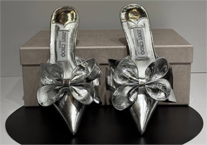 {{productViewItem.photos[photoViewList.activeNavIndex].Alt || productViewItem.photos[photoViewList.activeNavIndex].Description || 'Туфли JIMMY CHOO'}}