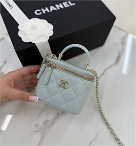 {{productViewItem.photos[photoViewList.activeNavIndex].Alt || productViewItem.photos[photoViewList.activeNavIndex].Description || 'Сумка CHANEL'}}