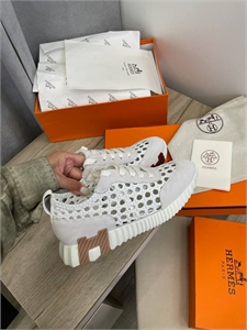 {{productViewItem.photos[photoViewList.activeNavIndex].Alt || productViewItem.photos[photoViewList.activeNavIndex].Description || 'Кроссовки HERMES'}}